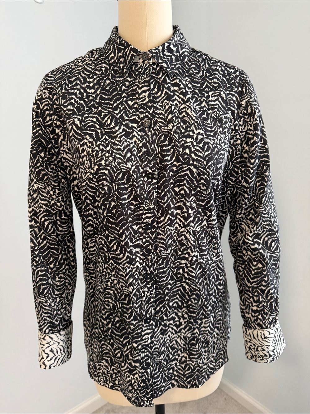 Foxcroft Black and White Patterned Button Down Shirt SZ8
